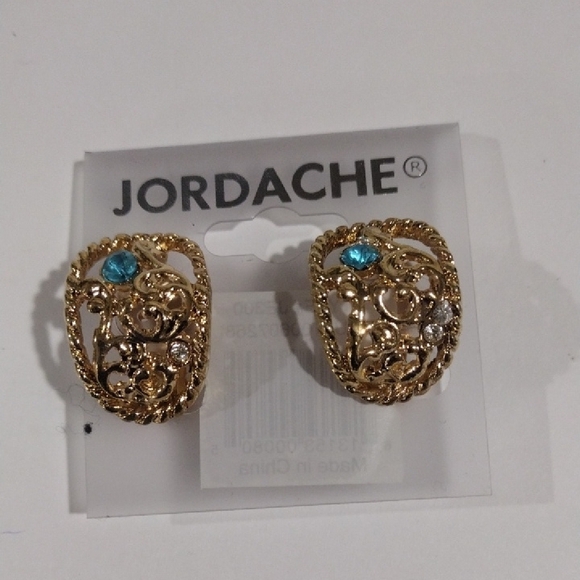 ✨ Regal Filigree Radiance: Jordache Gold-Tone Clip-On Earrings Sapphire Crystal - Picture 4 of 10